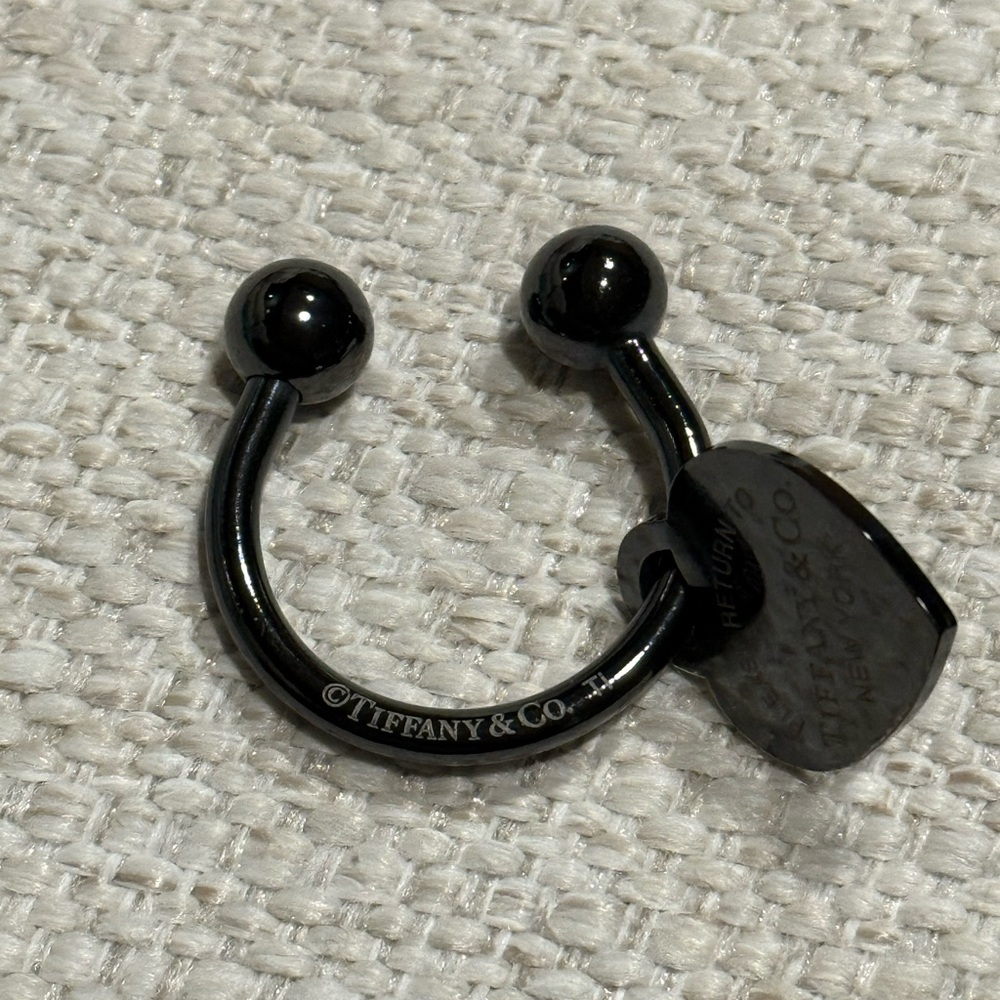 Tiffany & Co. black heart titanium screw keyring - Picture 4 of 6
